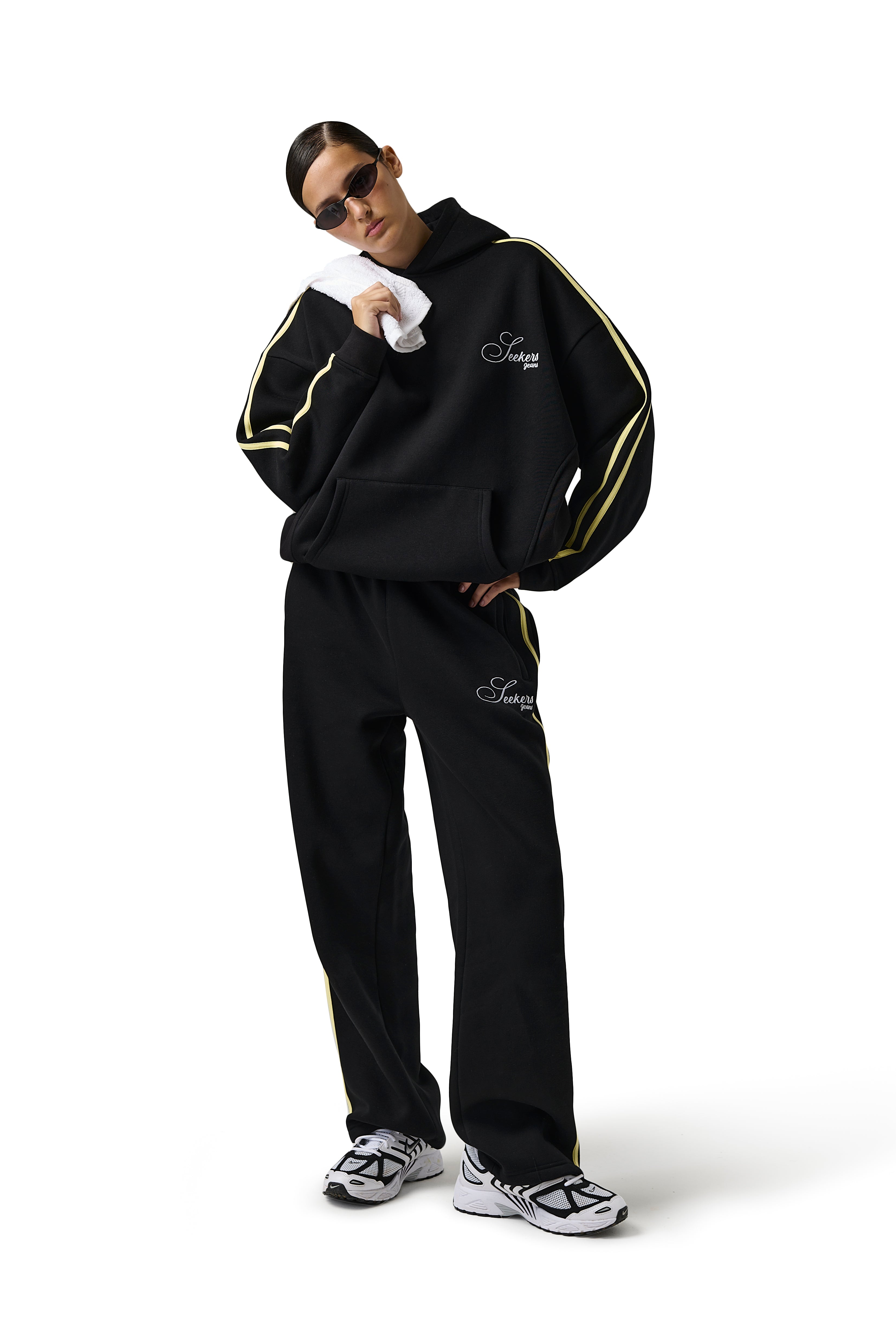 Model Scarlett is 5'8" and wears size S.